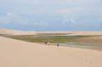 Grupo caminha por entre dunas da região de Atins, nos Lençóis Maranhenses - MA